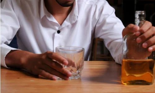 Мужчина с алкоголем